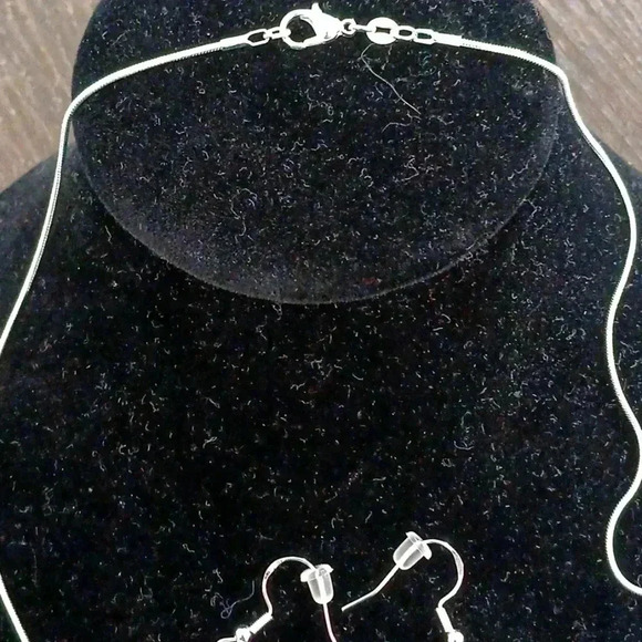 18 inch silver chain with earrings..pearl included..we bundle enjoy - Picture 3 of 3